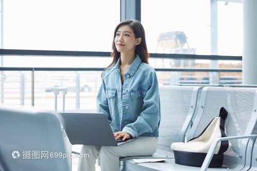 指尖上的天空与海风 女性旅行者的开放式办公法